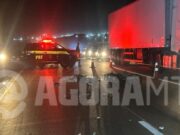 08:03 –
Idoso de 75 anos morre em batida entre motocicleta e carreta em rotatória da BR-364