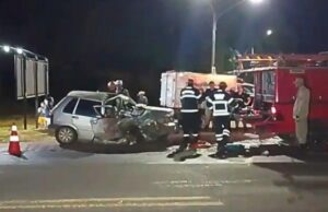 15:16 –
Após sair de aniversário, casal de idosos morre em colisão frontal entre Uno Mille e Duster em rodovia de MT