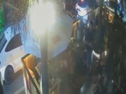 16:42 –
Vídeo mostra espaço lotado de clientes no momento em que empresário acelerou para destruir deck na Praça Popular