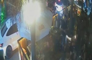 16:42 –
Vídeo mostra espaço lotado de clientes no momento em que empresário acelerou para destruir deck na Praça Popular