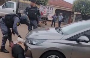 12:09 –
Piloto em fuga da polícia invade contramão e atropela mulher; vítima é hospitalizada