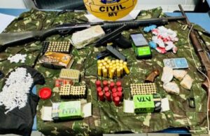 15:11 –
PJC desmantela ponto de tráfico, prostituição e esconderijo de armas de facção criminosa