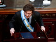 Milei endurece regras de imigraأ§أ£o na Argentina; turistas terأ£o que ter seguro saأ؛de e universidades podem comeأ§ar a cobrar | Mundo