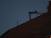 Conclave: fumaأ§a preta sai de chaminأ© da Capela Sistina, e 1آھ votaأ§أ£o termina sem escolha de papa; VأچDEO | Mundo