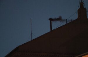 Conclave: fumaأ§a preta sai de chaminأ© da Capela Sistina, e 1آھ votaأ§أ£o termina sem escolha de papa; VأچDEO | Mundo