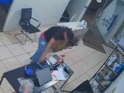 Câmera flagra homem invadindo e furtando loja de refrigeração