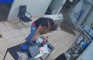Câmera flagra homem invadindo e furtando loja de refrigeração