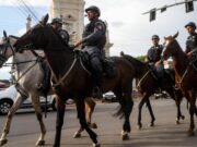 Cavalaria prende três faccionados por tráfico e apreende 82 porções