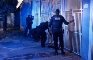 Operação prende 37 faccionados e apreende drogas e armas em MT