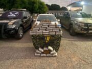 Polícia flagra 43 tabletes de droga em carro de prefeitura em MT