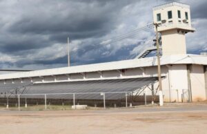 Policial penal é preso acusado de levar celulares para detentos