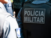 Homem discute com esposa e a empurra de carro em movimento