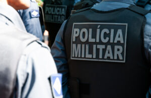 Homem discute com esposa e a empurra de carro em movimento