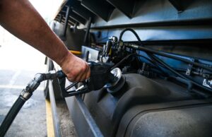 Petrobras anuncia reduأ§أ£o de R$ 0,16 no litro do diesel para as distribuidoras | Economia