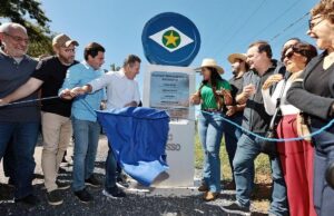 Mendes entrega asfalto e tira Agrovila das Palmeiras do isolamento