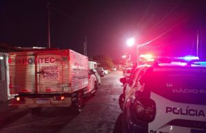 Policial mata a esposa a tiros e foge com os filhos em Cuiabá