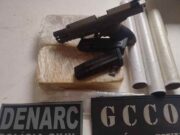 Jovem é presa e pistola de uso proibido é apreendida