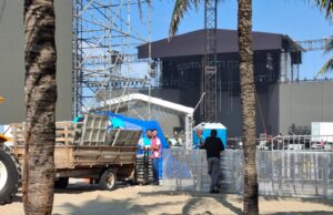 Megaestrutura do show de Lady Gaga é desmontada em Copacabana