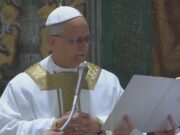 Papa diz esperar trazer luz às 'noites escuras do mundo' na primeira missa