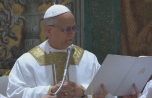 Papa diz esperar trazer luz às 'noites escuras do mundo' na primeira missa