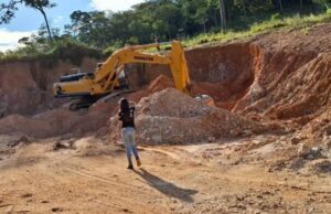 15:37 –
Pai e filha são presos por extração ilegal em área embargada e maquinário de R$ 150 mil é apreendido