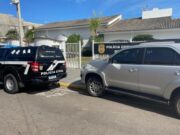 17:43 –
Polícia Civil apreende Hilux SW4 utilizada em invasão para exploração ilegal de madeira