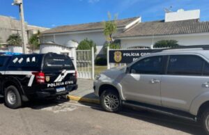 17:43 –
Polícia Civil apreende Hilux SW4 utilizada em invasão para exploração ilegal de madeira