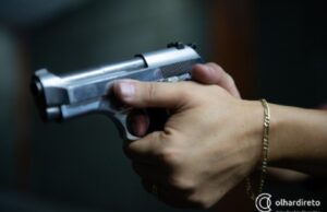 15:15 –
Policial penal é detido ao dar tiros com arma de PM nesta madrugada em Cuiabá