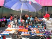 11:10 –
População e ambulantes elogiam novo ponto de vendas no Centro de Cuiabá