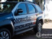 15:42 –
Homem ameaça matar companheira a facadas e tenta se jogar de árvore para não ser preso