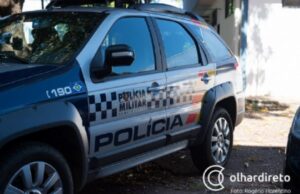 15:42 –
Homem ameaça matar companheira a facadas e tenta se jogar de árvore para não ser preso