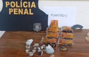 15:29 –
Doze visitantes são flagradas com drogas e pacotes de fumo durante visita em penitenciárias