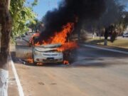 12:26 –
Gol pega fogo no meio de avenida após curto-circuito e fica destruído