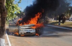 12:26 –
Gol pega fogo no meio de avenida após curto-circuito e fica destruído
