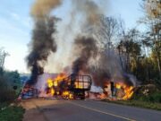 15:22 –
Carretas pegam fogo após colisão na BR-174 e uma pessoa morre; veja vídeos