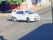 15:17 –
Motorista em marcha ré atropela idoso violentamente e foge sem prestar socorro; veja vídeo