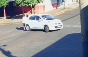 15:17 –
Motorista em marcha ré atropela idoso violentamente e foge sem prestar socorro; veja vídeo