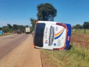 15:36 –
Ônibus com 31 passageiros tomba na BR-364 após bater embarranco e deixa quatro pessoas feridas