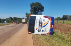 15:36 –
Ônibus com 31 passageiros tomba na BR-364 após bater embarranco e deixa quatro pessoas feridas