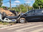 15:25 –
Duas pessoas ficam feridas após acidente com capotamento de Jeep Compass em avenida; veja vídeo