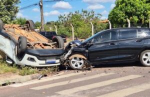 15:25 –
Duas pessoas ficam feridas após acidente com capotamento de Jeep Compass em avenida; veja vídeo