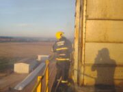 17:07 –
Secador de grãos é atingido por incêndio e bombeiros utilizam mais de 50 mil litros de água para extinguir chamas