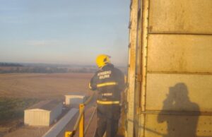 17:07 –
Secador de grãos é atingido por incêndio e bombeiros utilizam mais de 50 mil litros de água para extinguir chamas