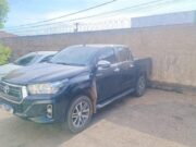 18:29 –
Polícia recupera Hilux com placas adulteradas e prende homem com porções de maconha R$ 2 mil em dinheiro