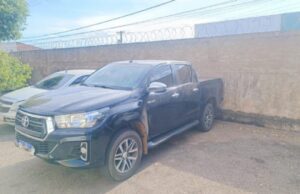 18:29 –
Polícia recupera Hilux com placas adulteradas e prende homem com porções de maconha R$ 2 mil em dinheiro