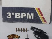 09:40 –
PM recupera carro roubado, prende suspeito e apreende arma de fogo em Cuiabá