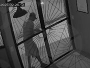 14:13 –
Imagem mostra ladrão invadindo e furtando estabelecimento; criminoso fugiu