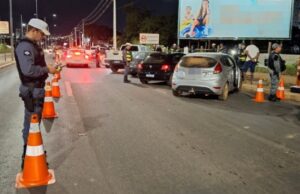 10:35 –
Operação Lei Seca termina com dois presos e 31 veículos removidos em Cuiabá