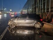18:25 –
Condutor de Onix perde controle de veículo que aquaplana durante chuva e colide contra trincheira