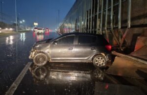 18:25 –
Condutor de Onix perde controle de veículo que aquaplana durante chuva e colide contra trincheira